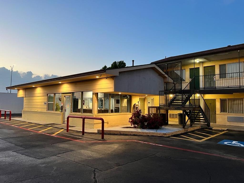 ein Gebäude mit einer Treppe auf einem Parkplatz in der Unterkunft Budget Inn & Suites in Amarillo