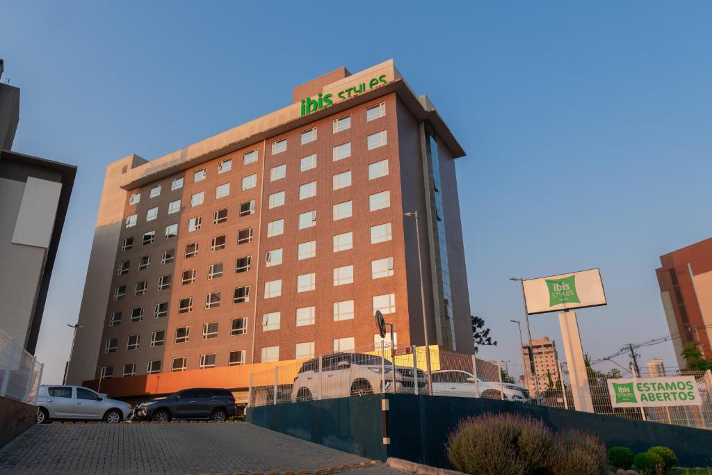 サン・ジョゼー・ドス・ピニャイスにあるibis Styles Curitiba Aeroportoの看板が上のホテルの建物