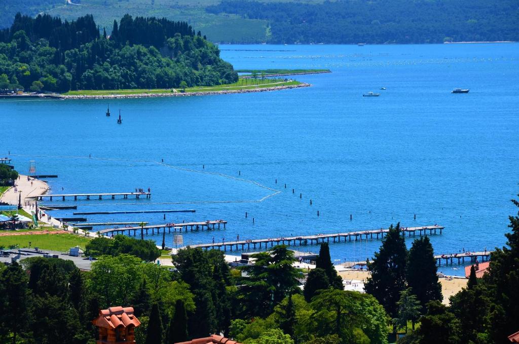 vista su un grande bacino d'acqua con molo di Apartments Ostanek 2 a Portoroz