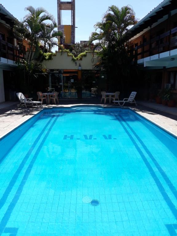 uma piscina num hotel com água azul em Hotel Viru Viru 1 em Santa Cruz de la Sierra