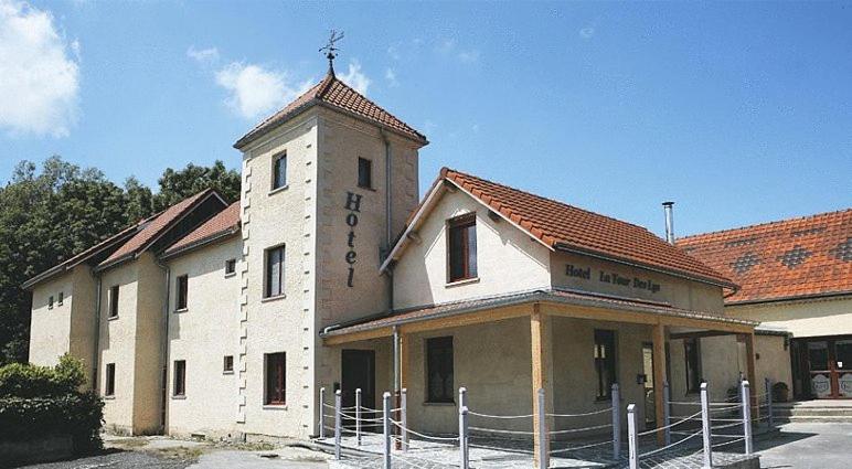 un edificio con una croce sopra di La Tour Des Lys a Maubeuge