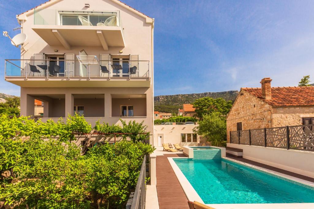 une villa avec une piscine et une maison dans l'établissement Bol Summer Residence, à Bol