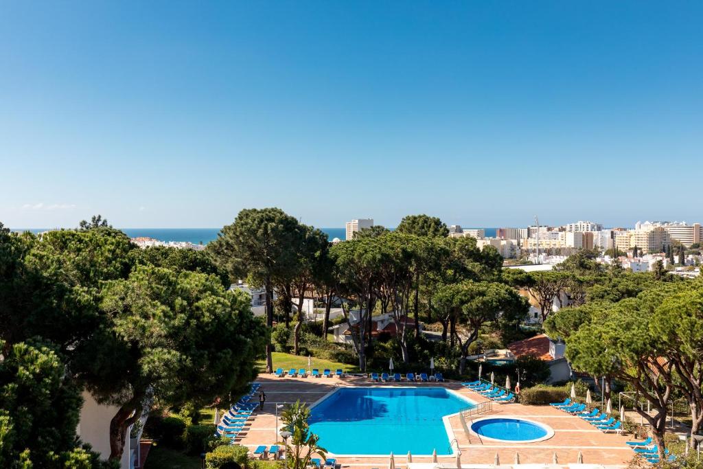 Blick auf einen Pool in einem Resort in der Unterkunft Apartamentos Turisticos Pinhal Da Marina in Vilamoura