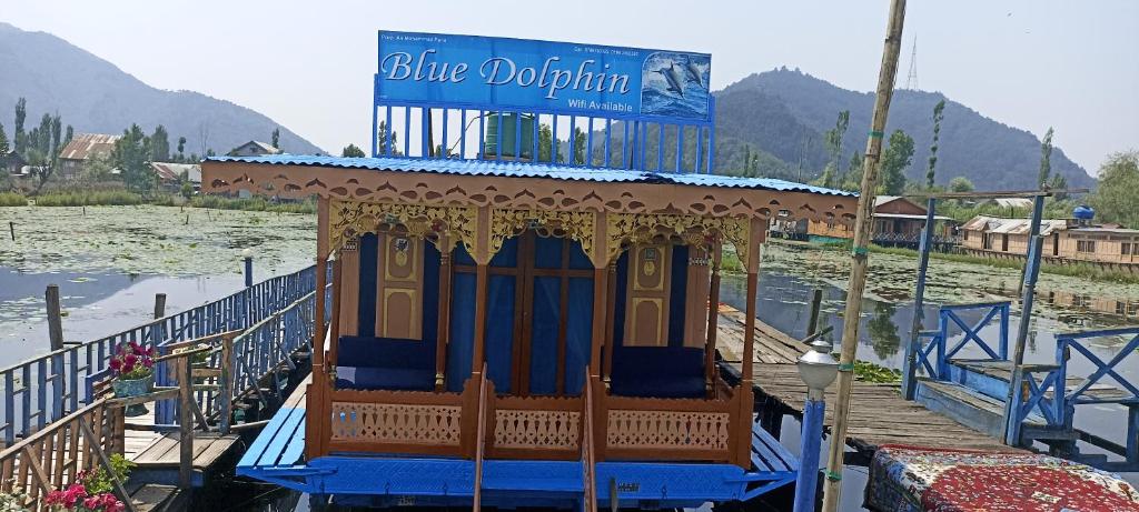 een boot met een blauw dolfijnteken op een steiger bij Houseboat Blue Dolphin in Srinagar