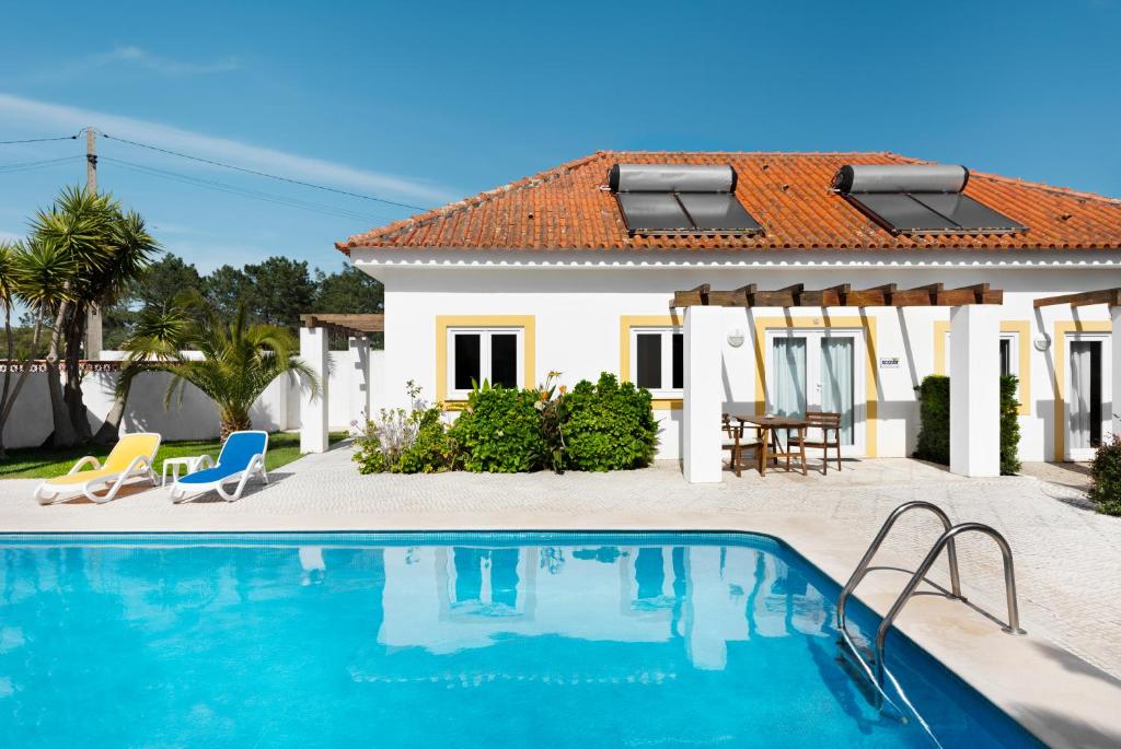 una villa con piscina e una casa di Quinta Do Moinho De Vento - Racket & Country Club - Duna Parque Resorts & Hotels a Vila Nova de Milfontes