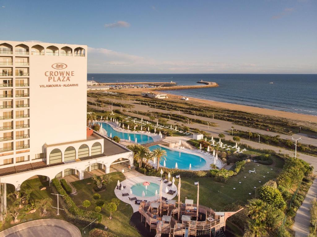 Swimming pool sa o malapit sa Crowne Plaza Vilamoura - Algarve, an IHG Hotel