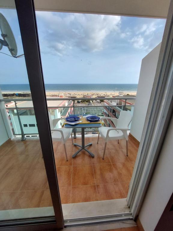 balcone con tavolo, sedie e vista sull'oceano di À da Mamé - Monte Gordo a Monte Gordo