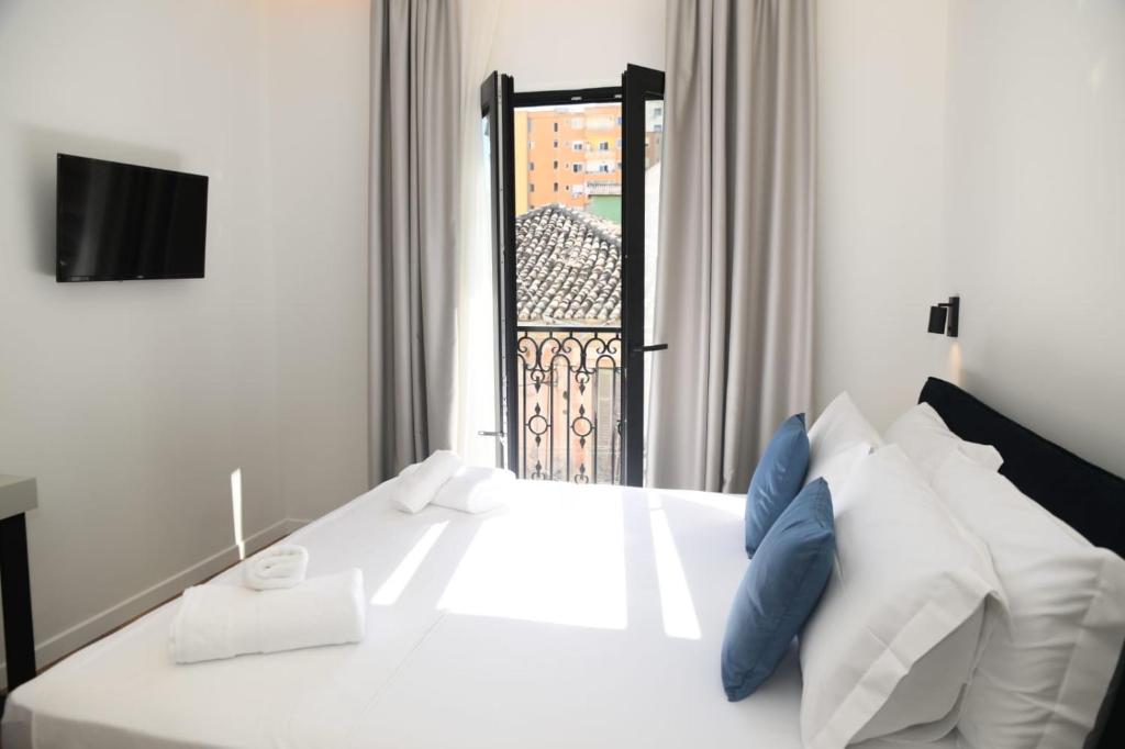 1 dormitorio con cama blanca y almohadas azules en Old Town Villa, en Durrës