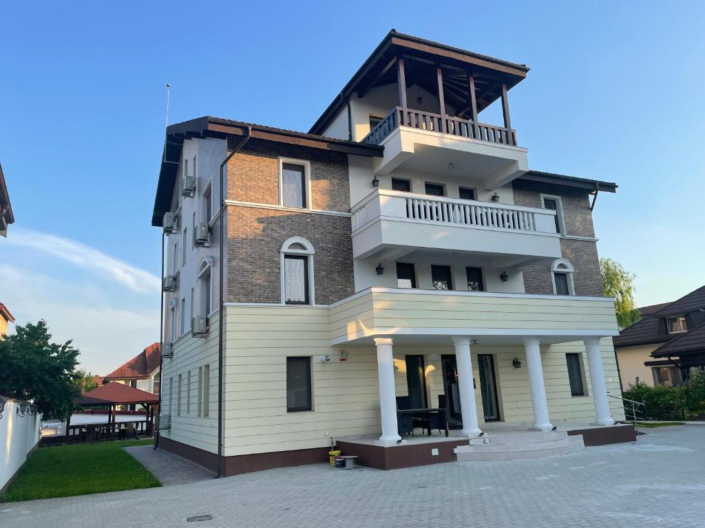 ein hohes Gebäude mit Balkon darüber in der Unterkunft Iarca Inn in Bukarest