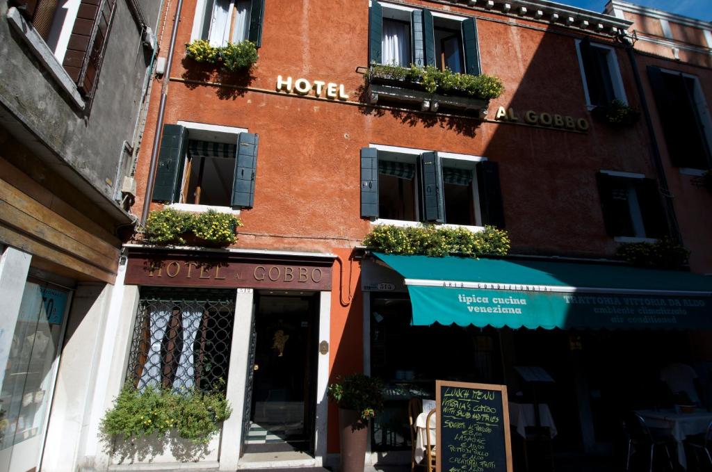 un edificio con un hotel sul lato di Albergo Al Gobbo a Venezia