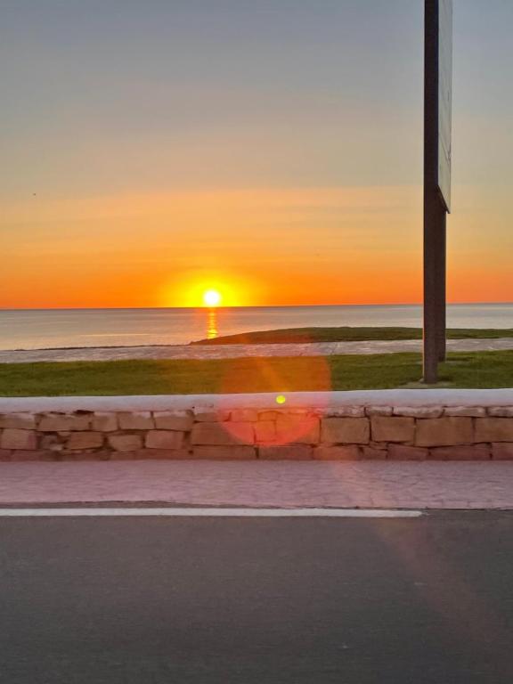 フニデクにあるTamuda Bay- Alcudia Smir - Fnideqの海と通りの夕日