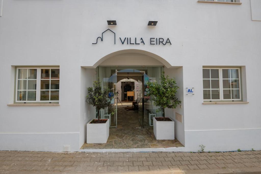 Facade o entrance ng Villa Eira