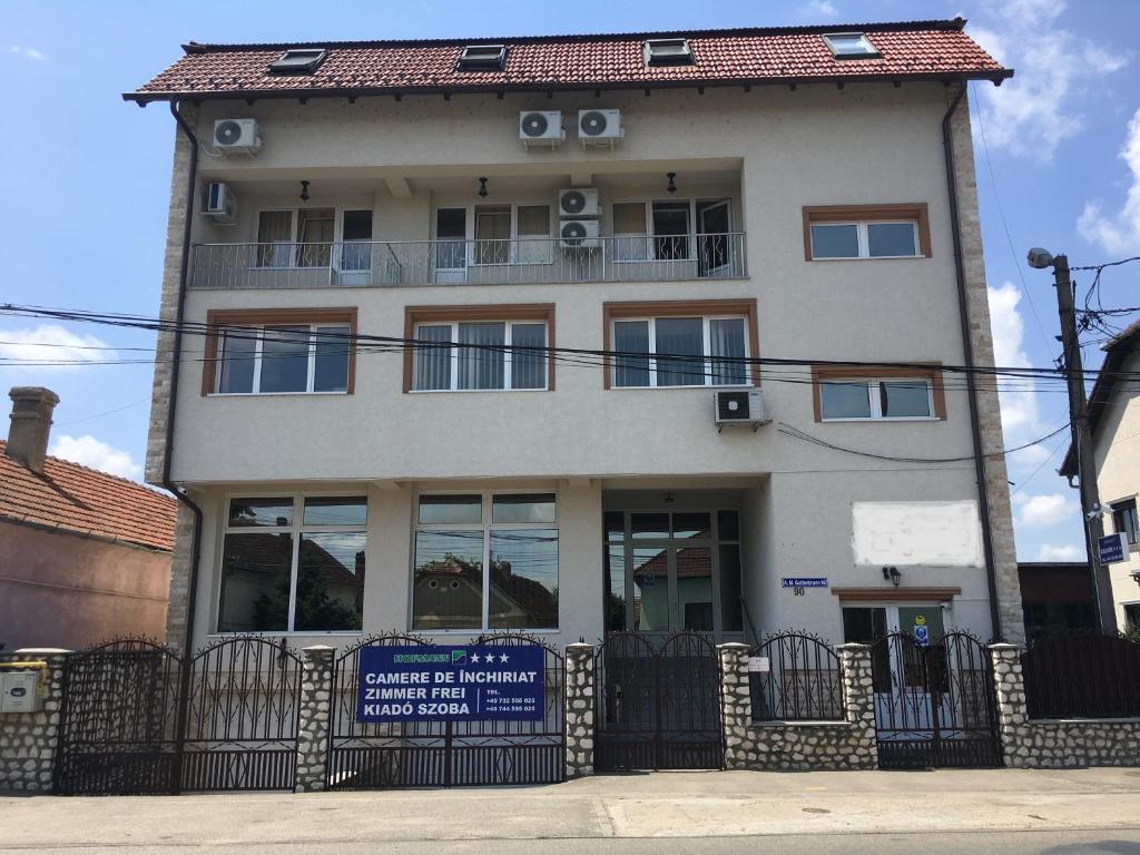 un bâtiment avec un panneau devant lui dans l'établissement Cazare Hofmann, à Arad