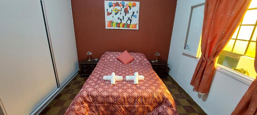 Un dormitorio con una cama con dos cruces. en Casa de La Lila, en Salta