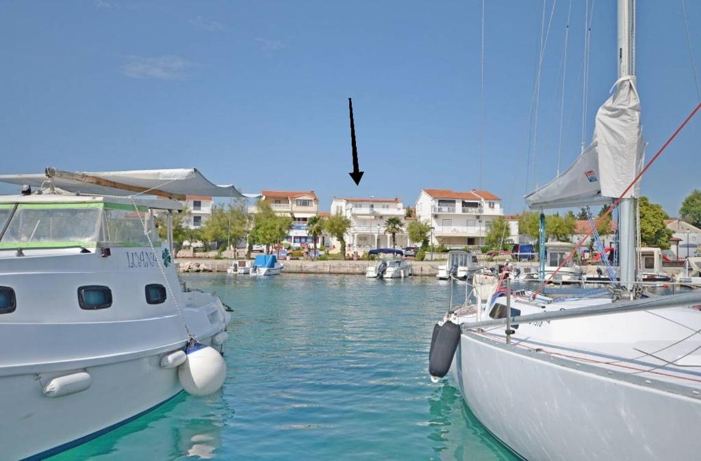 eine Gruppe von Booten, die in einem Hafen angedockt sind in der Unterkunft Apartment and Rooms Dalmatiko in Vodice