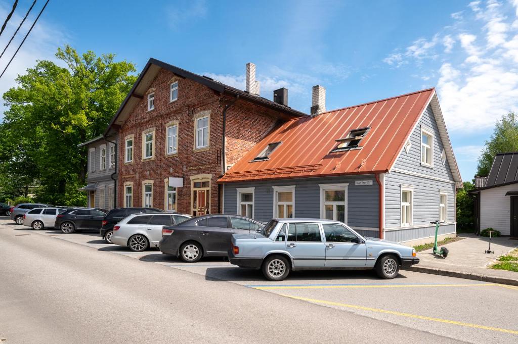 um grupo de carros estacionados em frente a um edifício em Suur-Sepa apartement em Pärnu