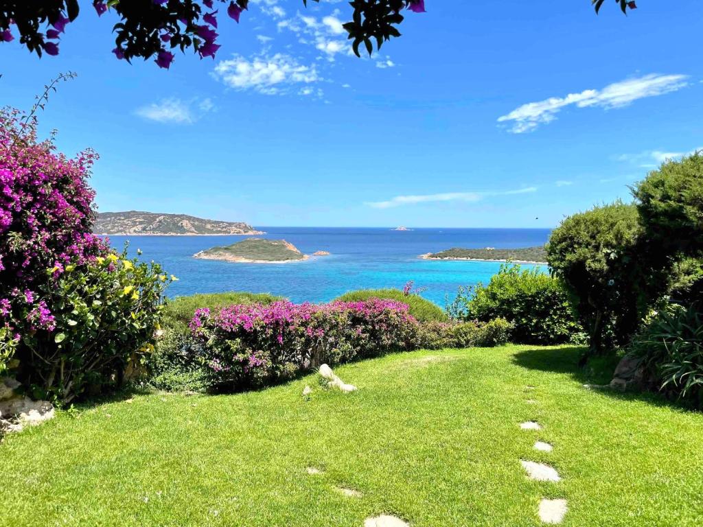 een tuin met uitzicht op de oceaan bij SAN TEODORO PUNTA EST SPETTACOLARE QUADRILOCALE VISTA MARE in Capo Coda Cavallo