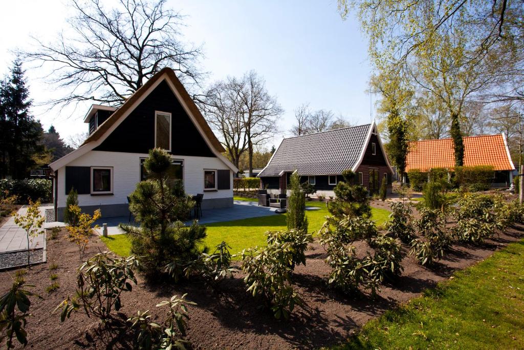 une maison avec un jardin en face dans l'établissement EuroParcs De Hooge Veluwe, à Arnhem