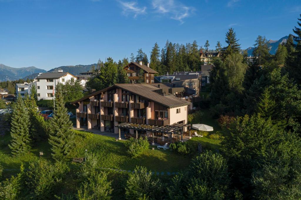 una vista aérea de un complejo con árboles y edificios en T3 Hotel Mira Val, en Flims