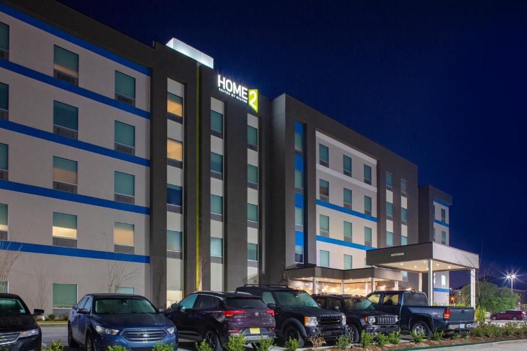 um hotel com carros estacionados em frente em Home2 Suites By Hilton Baton Rouge Citiplace em Baton Rouge