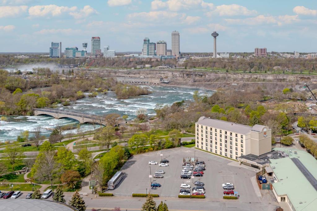 In lodgen çekilmiş Niagara Şelalesi şehrinin genel bir manzarası veya şehir manzarası