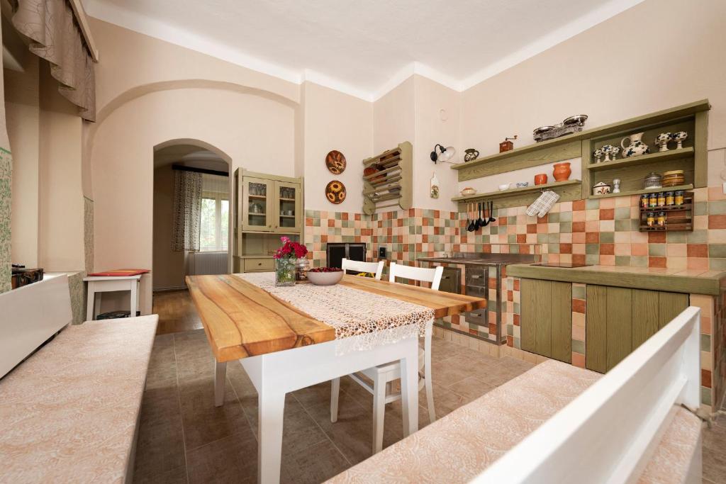 una sala da pranzo con tavolo e una cucina di Apartment Island Country House in Savinja Valley a Žalec