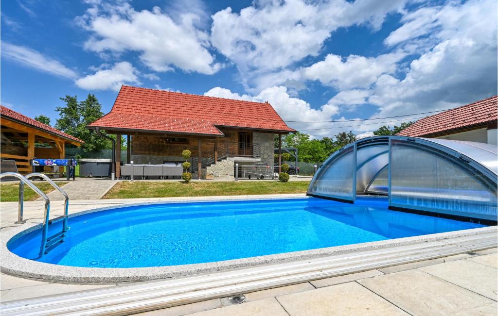 Bazen u objektu Amazing Home In Stubicke Toplice With Sauna ili u blizini