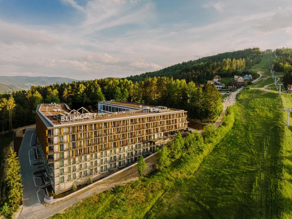 z góry widok na hotel w górach w obiekcie BELMONTE Hotel Krynica-Zdrój w mieście Krynica Zdrój