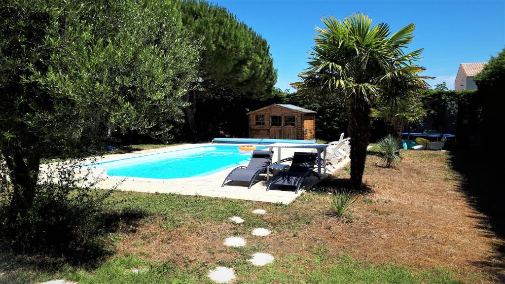 La pileta dentro o cerca de Gîte 3 étoiles 300m plage piscine privée grand jardin