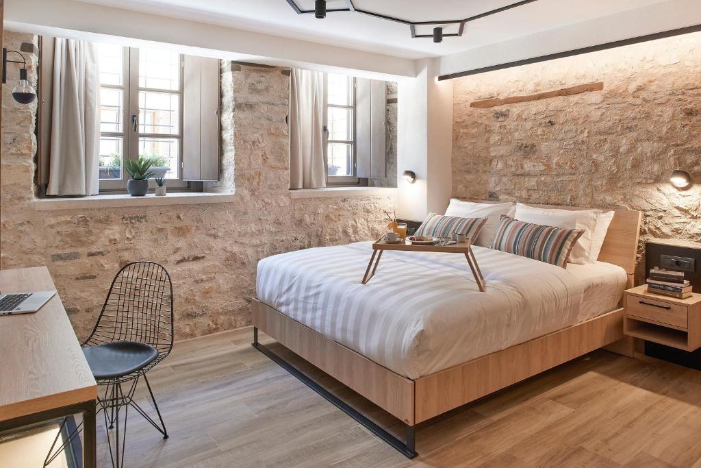 Una cama o camas en una habitación de IALNA Boutique Hotel