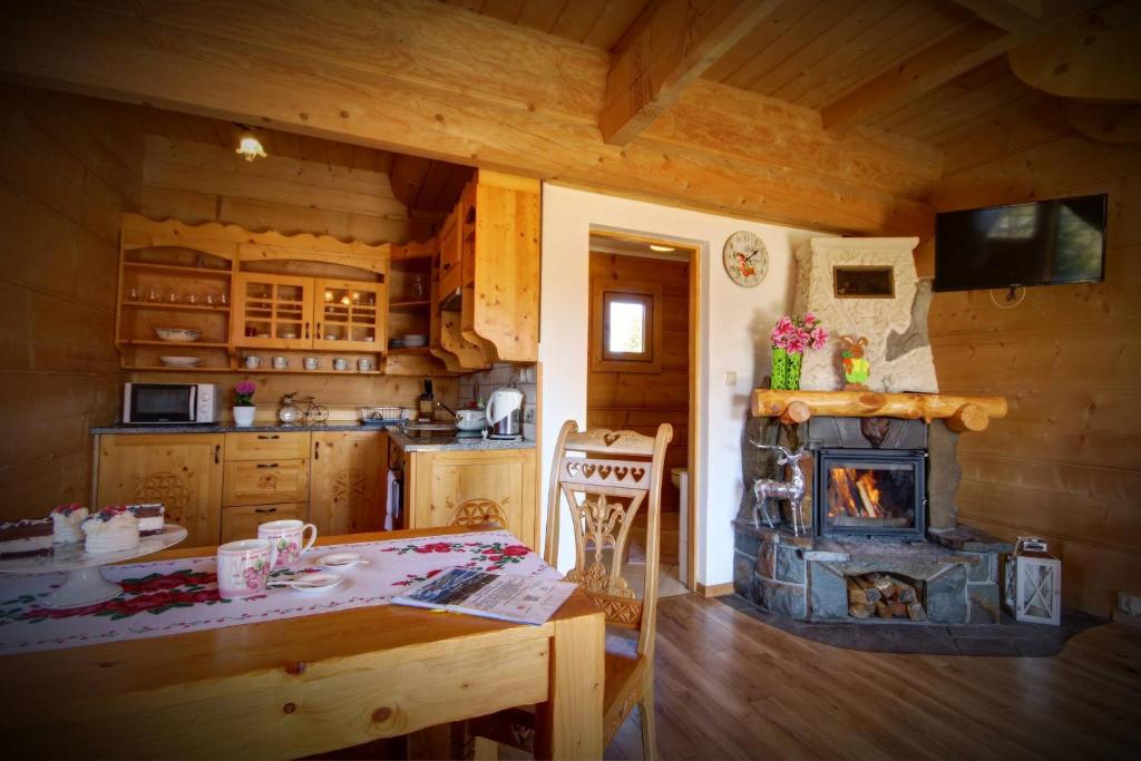 una cucina con tavolo e piano cottura in una cabina di Domki i Apartamenty Krupa Ciche a Zakopane