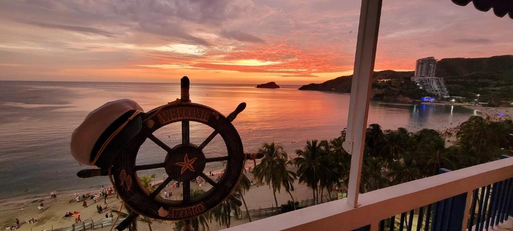 balcone con vista sulla spiaggia e ruota di nave di Aptartamentos Temáticos con balcón panorámico frente a la Playa a Santa Marta