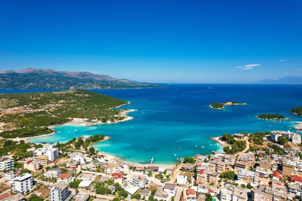 een luchtzicht op een stad en de oceaan bij Hotel Alexander in Ksamil