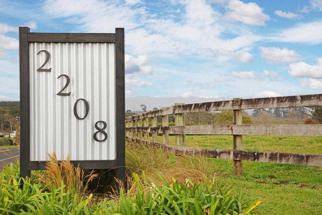 znak ograniczenia prędkości na boku drogi w obiekcie Self Contained Cottage Pukekohe w Auckland