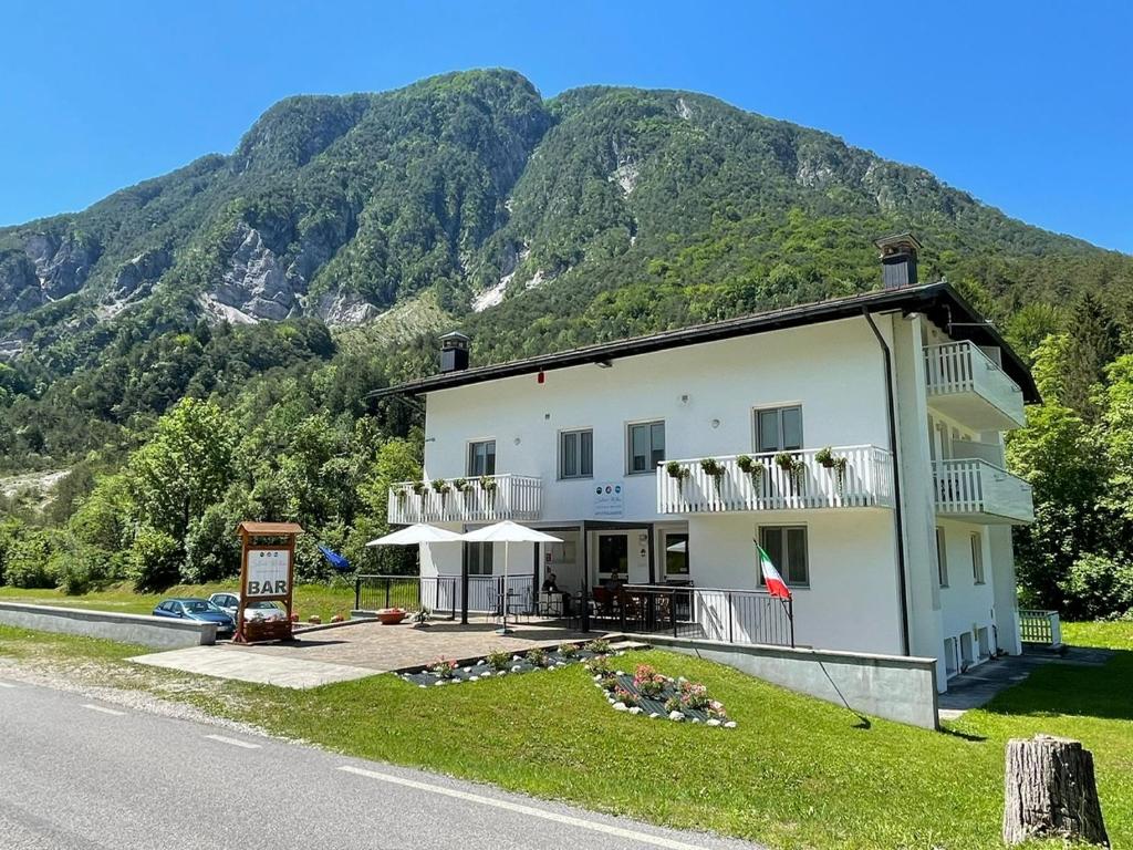 un bâtiment situé sur le côté d'une route avec une montagne dans l'établissement B&B Stari Mlin - Vecchio Mulino, à San Giorgio