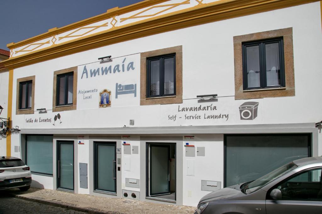 un edificio bianco con un cartello sul lato di Ammaia AL a Portalegre