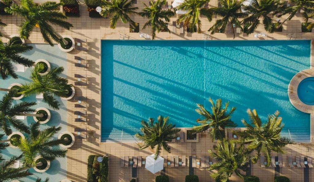 Baseinas apgyvendinimo įstaigoje Four Seasons Hotel Miami arba netoliese