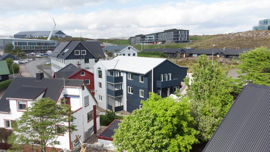 - une vue aérienne sur une ville avec des maisons dans l'établissement Stadium / Central / Park / Art Gallery, à Tórshavn