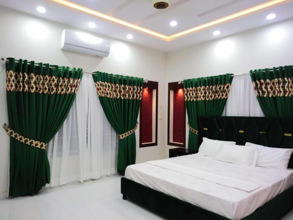 Tempat tidur dalam kamar di Travelodge Guesthouse