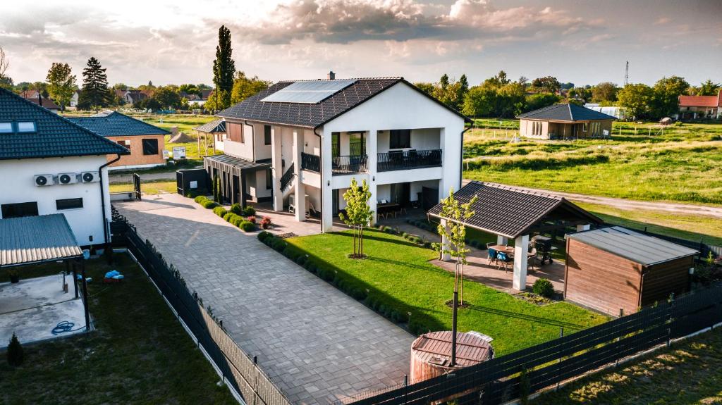 una vista aerea di una casa con cortile di Erzsébet Vendégház Mórahalom a Mórahalom