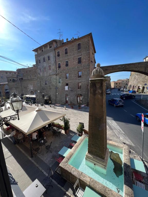 ein Gebäude mit einem Pool und einer Brücke im Hintergrund in der Unterkunft Affittacamere Licenza N.1 Presso La Magica Torre in Pitigliano