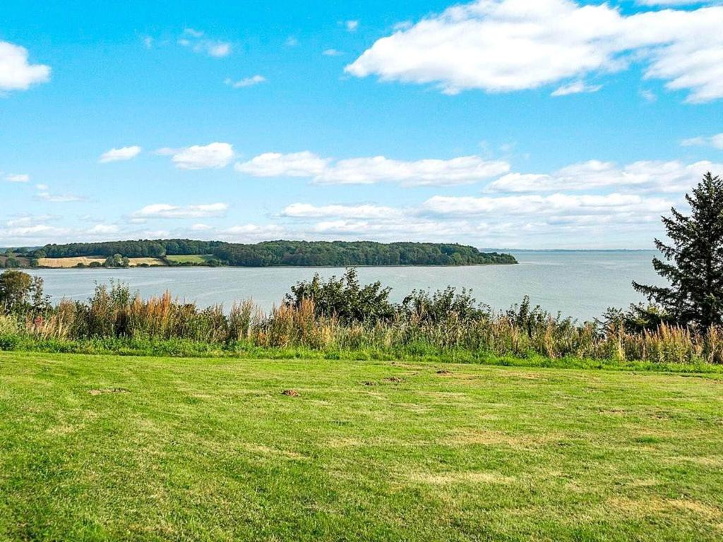 een grasveld met uitzicht op een waterlichaam bij Holiday home Aabenraa LIX in Aabenraa