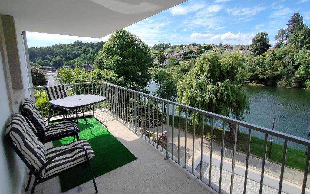 balcone con tavolo, sedie e vista sul fiume di Cantinho do Rio a Ponte da Barca