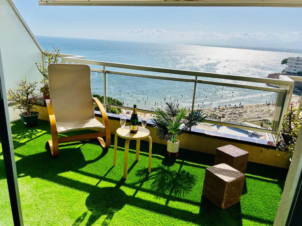 - un balcon avec une chaise et une table donnant sur l'océan dans l'établissement Blue Salou, à Salou