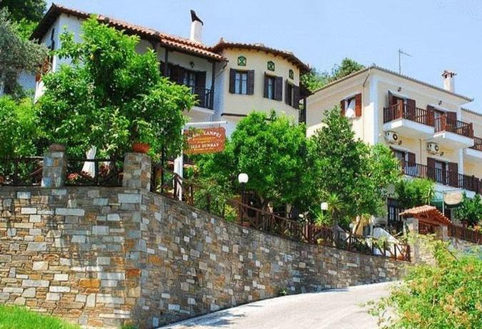 uma parede de pedra em frente a um edifício em Villa Sunray em Agios Ioannis Pelio