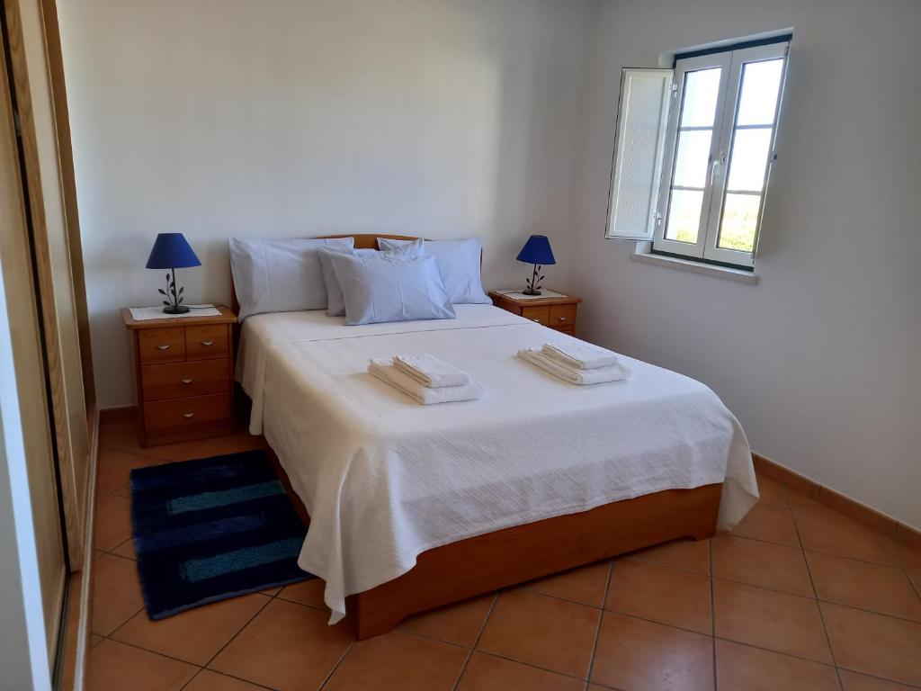 A bed or beds in a room at T2,Casa Sol e Mar 50464/AL