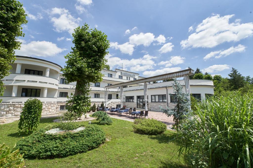 O grădină în afara Hotel Korona