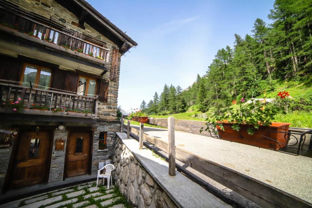 Um jardim em Antica casa di montagna Maison Bovard