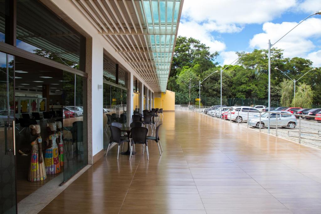 un edificio con mesas y sillas en un aparcamiento en Sesc Venda Nova, en Belo Horizonte