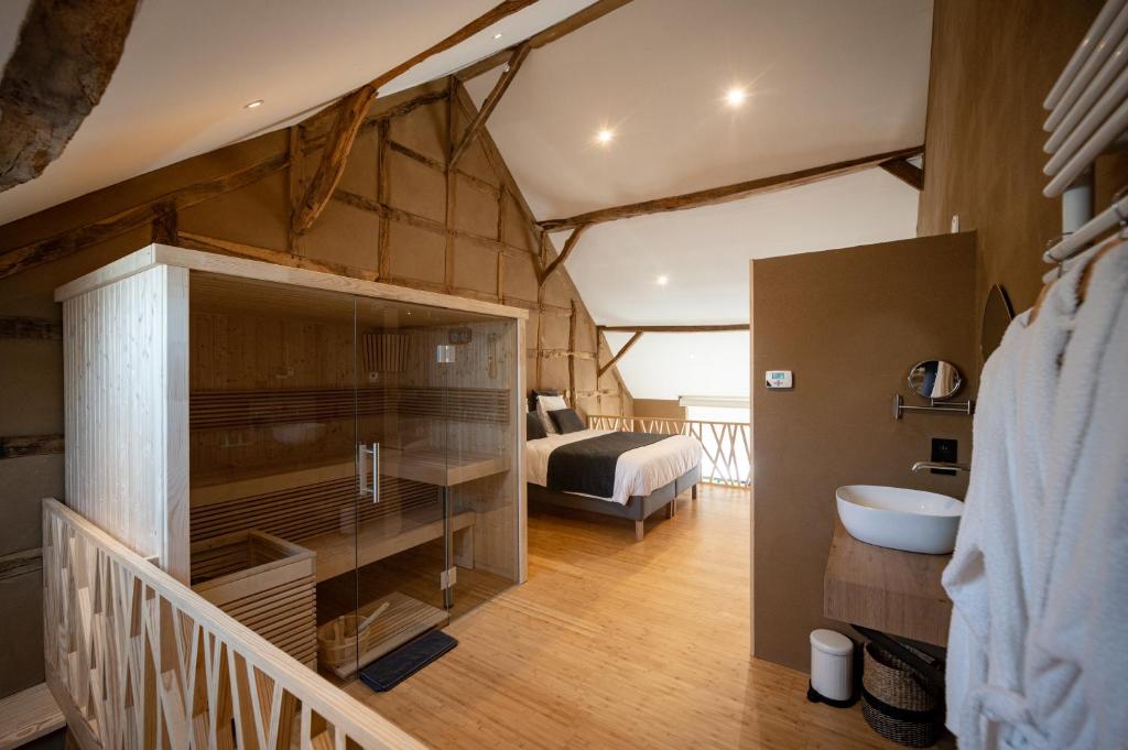 A bathroom at Paddock Lodge - Suites Wellness & Chambres d'hôtes